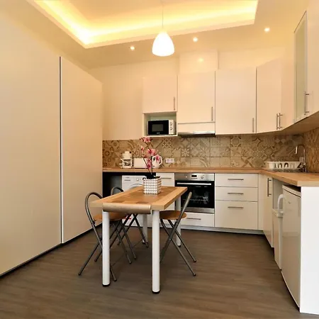 Apartment Warm & Welcoming Near Margaret Bridge Budapest