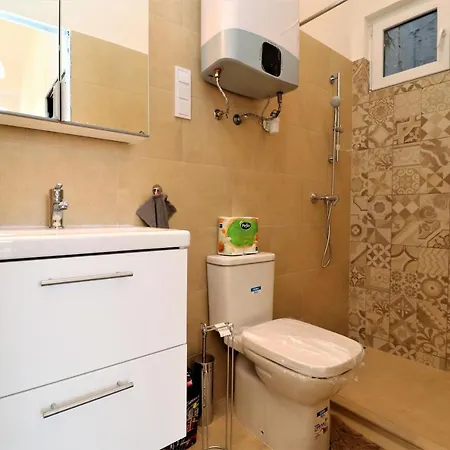 Warm & Welcoming Near Margaret Bridge Apartment