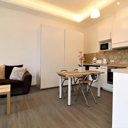 Apartment Warm & Welcoming Near Margaret Bridge